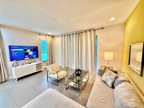 Smart TV - Fabulous 3BR Retreat Townhouse near Disney Parks (Davenport)