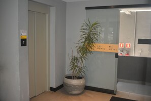 32-inch Smart TV with digital channels, Netflix, streaming services - Unity Hotel Vila Mariana (São Paulo)