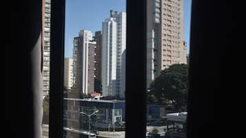 Espacio para trabajar con laptop y wifi gratis