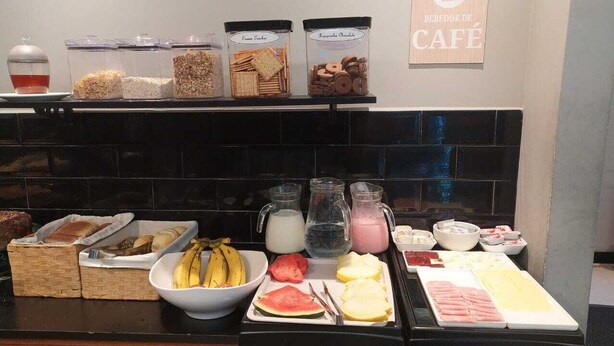 Un bufé de desayuno con diversas opciones de alimentos y acompañamientos.