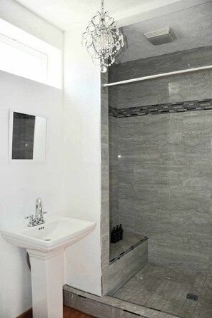 Een douche, een haardroger, een bidet, handdoeken