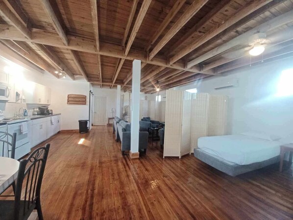 2 makuuhuonetta, silitysrauta/-lauta, ilmainen Wi-Fi, vuodevaatteet