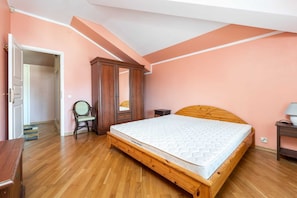 2 slaapkamers, een strijkplank/strijkijzer, reisbedje, gratis wifi