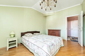 2 bedrooms, iron/ironing board, travel crib, free WiFi