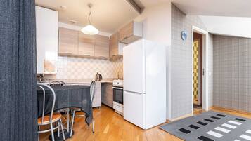 Frigorífico, microondas, horno y placa de cocina