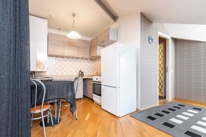 Fridge, microwave, oven, stovetop