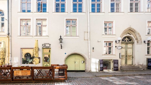 A historic building with a green door, a bench in front, and a sign for 'restoran SPOT'. - DICTUMFACTUM RESIDENCE 2BedRoom (Tallinn)