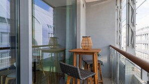 Outdoor dining - Prime Riverside 1BDR Apartment by LovelyStay (Lisboa)