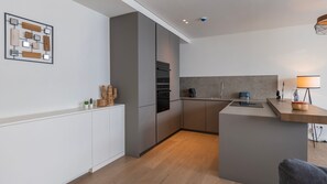 Kjøleskap, mikrobølgeovn, ovn og kokeplater