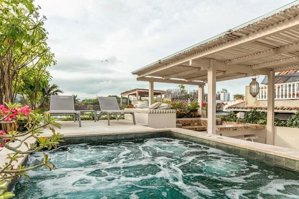 Inomhuspool, utomhuspool och solstolar