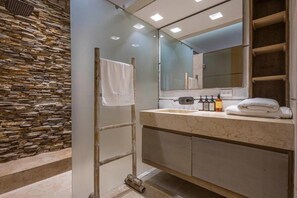 Shower, free toiletries, towels, toilet paper - Casa Charlies Can (Cartagena)
