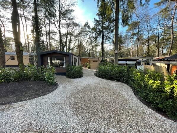 Property grounds - Forest Finest, luxury chalet with HOT TUB beautiful canopy and beautiful garden (Hoenderloo)