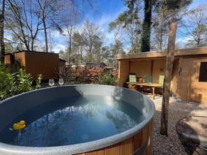 Outdoor spa tub - Forest Finest, luxury chalet with HOT TUB beautiful canopy and beautiful garden (Hoenderloo)