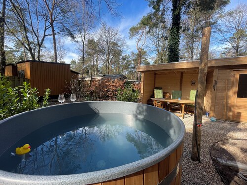 Forest Finest, luxury chalet with HOT TUB beautiful canopy and beautiful garden
