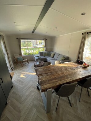 Living area - Forest Finest, luxury chalet with HOT TUB beautiful canopy and beautiful garden (Hoenderloo)