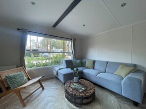 Living area - Forest Finest, luxury chalet with HOT TUB beautiful canopy and beautiful garden (Hoenderloo)