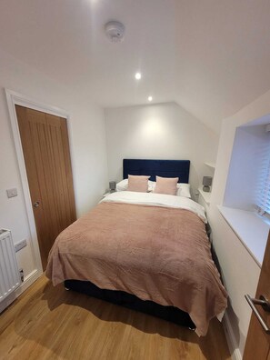 1 bedroom, iron/ironing board, free WiFi, bed sheets - Dog Friendly 18th Century Cottage (Saundersfoot)
