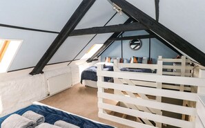 1 bedroom, iron/ironing board, travel cot, free WiFi - Dog Friendly 18th Century Cottage (Saundersfoot)