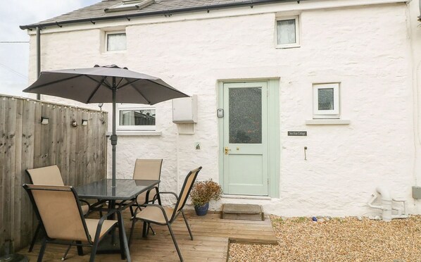 Outdoor dining - Dog Friendly 18th Century Cottage (Saundersfoot)