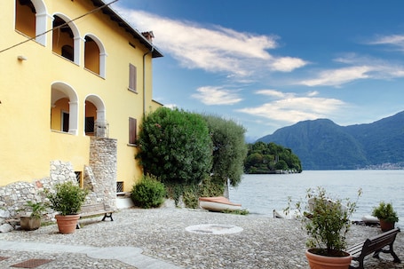 Exterior. Casa Isola