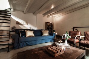 Leilighet, balkong | Oppholdsområde | En 30-tommers TV med digitale kanaler