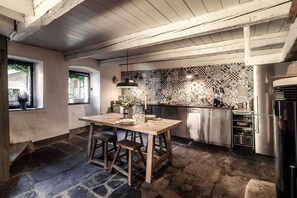 Lägenhet - balkong | Eget kök | Stort kylskåp, mikrovågsugn, ugn och spishäll