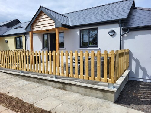 Pet Friendly Cottage with Sea Views