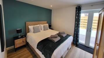 2 bedrooms, desk, iron/ironing board, travel cot