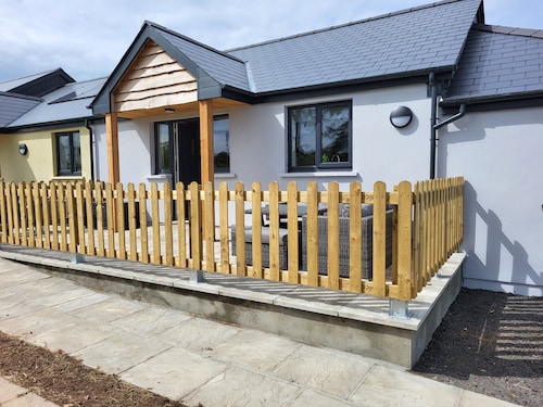 Pet Friendly Cottage with Sea Views