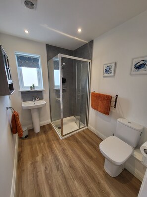 Dusj, hårføner og håndklær