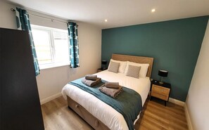 2 soverom, skrivebord, strykejern/-brett og reiseseng for barn