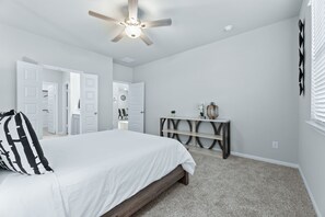 4 soverom, skrivebord, wi-fi (inkludert) og sengetøy