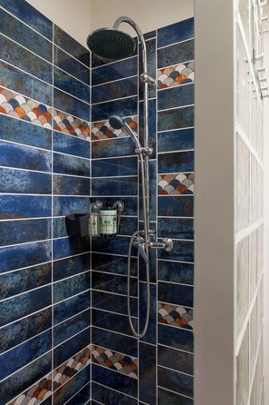 Shower, towels, soap, shampoo - Auberge Xibouette Landes (Lesgor)