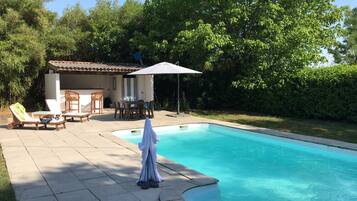 Seasonal outdoor pool, pool umbrellas