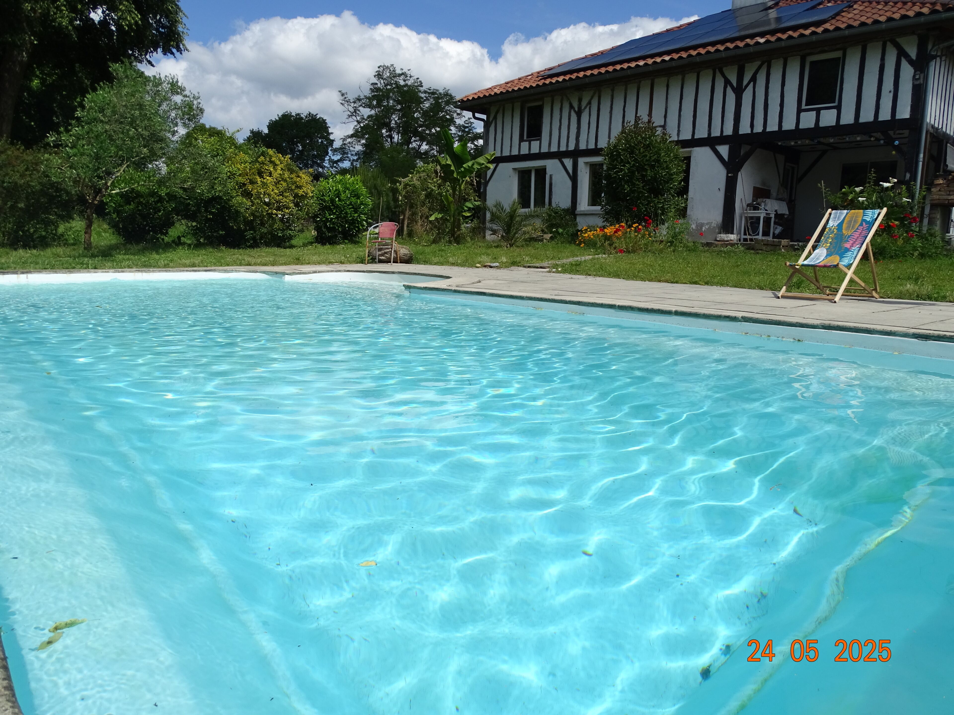 Piscina externa sazonal, guarda-sóis