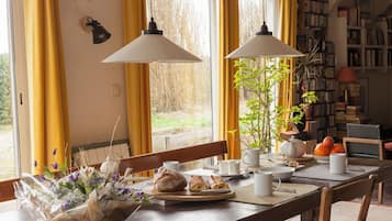 Free daily full breakfast