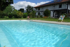 Piscine extérieure (ouverte en saison), parasols de plage