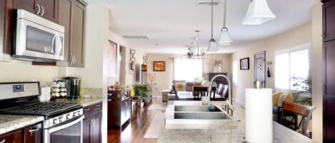 Mikrobølgeovn, ovn, kokeplater og oppvaskmaskin