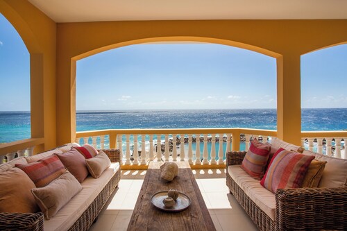 The Strand Penthouse, stunning ocean view, shared pool & private beach