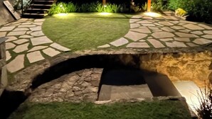 A house with a stone pathway leading to a wooden deck, a small pond, and a staircase. - Green Village - Luxury and Comfort you are looking for! (Corrêas Petrópolis)
