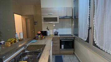 Een koelkast, een microgolfoven, een oven, een kookplaat