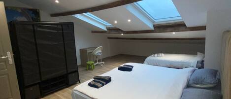 2 عدّة غرف نوم وواي فاي وملاءات أسرّة