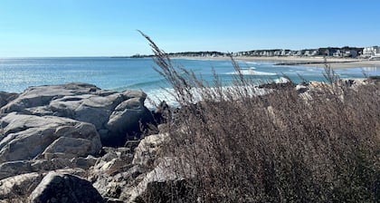 Seaside retreat: Steps to beach, board walk. 3 car parking, deck, BBQ.