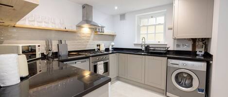 Kühlschrank, Mikrowelle, Ofen, Geschirrspüler