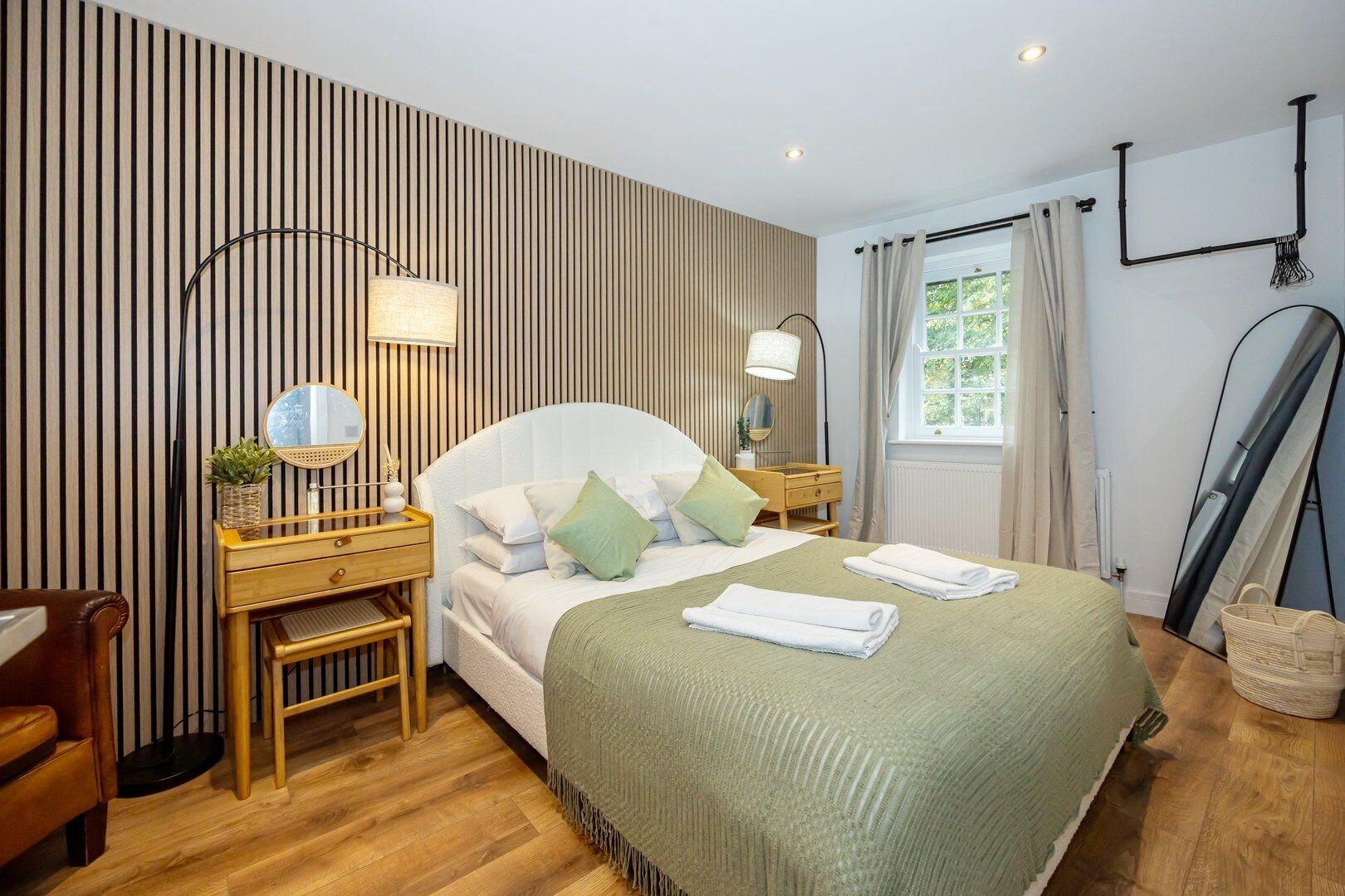 3 bedrooms, desk, iron/ironing board, Internet