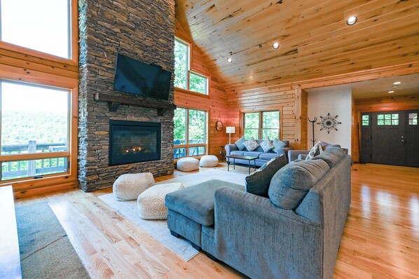 TV connectée, cheminée, lecteur de DVD, baby-foot