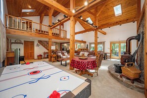 Games room - Dog Friendly Chalet Near Deep Creek w/ Dock Slip (Oakland)