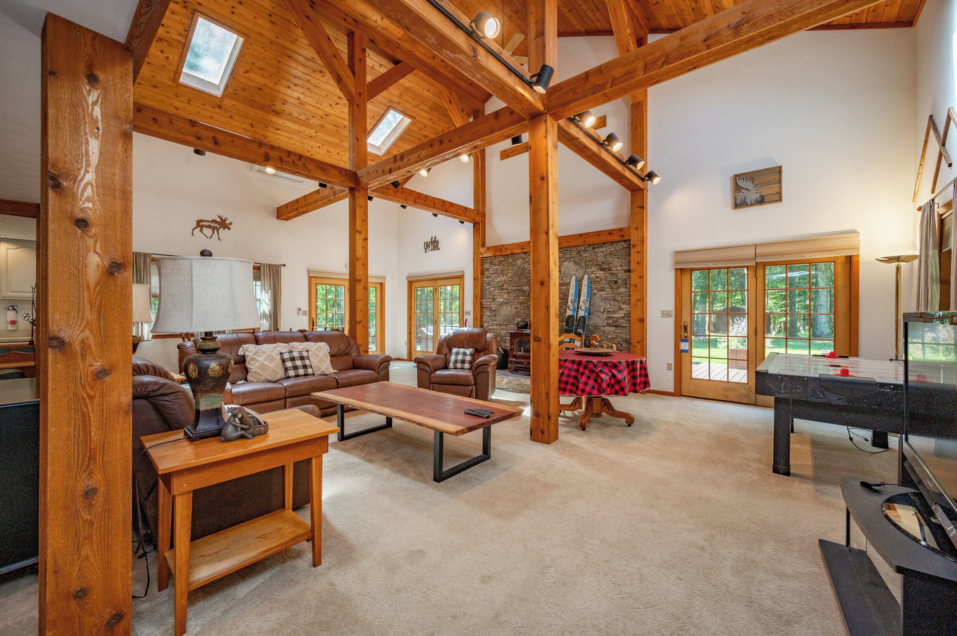 Smart-TV, Kamin, Bücher, Arbeitsbereiche