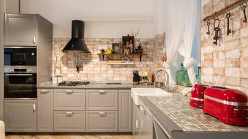 Een koelkast, een microgolfoven, een oven, een kookplaat