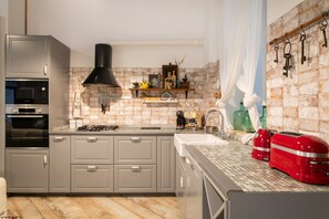 Frigorifero, microonde, forno, piano cottura